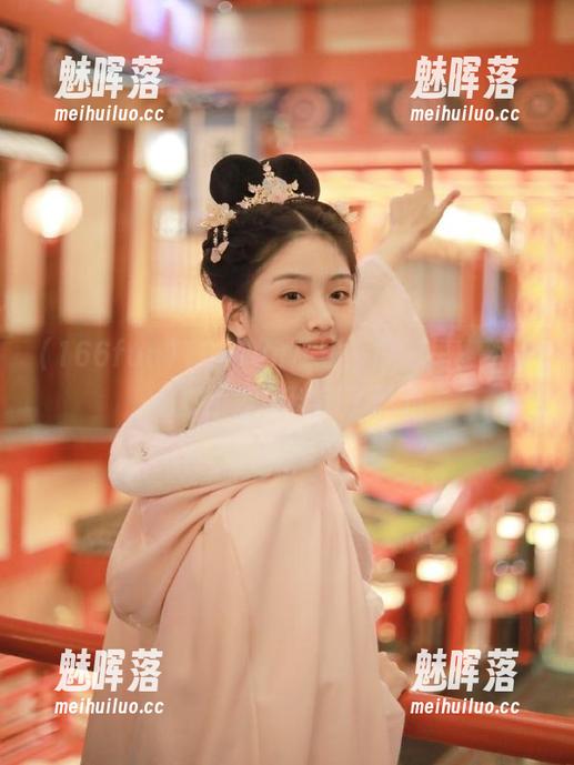 166fun在线：瓜田里，不小心被小黄瓜绊倒了的我