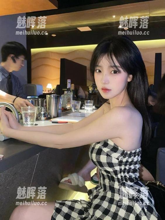 打开51吃瓜网网页版，登录后就是看热闹的老司机了哈哈！