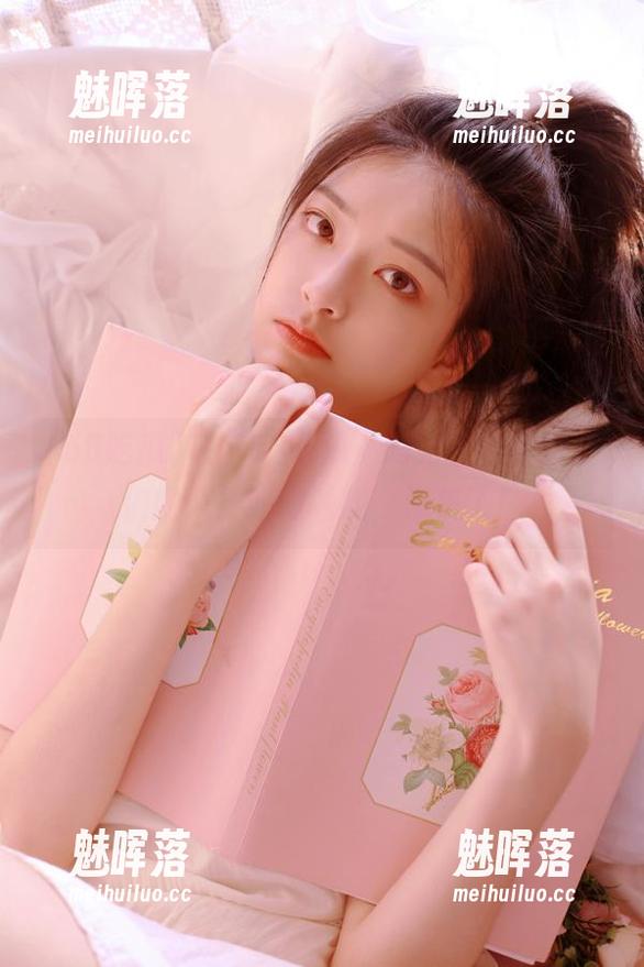 在“58吃瓜”网站上，看明星们的八卦如同看戏，棒极了！