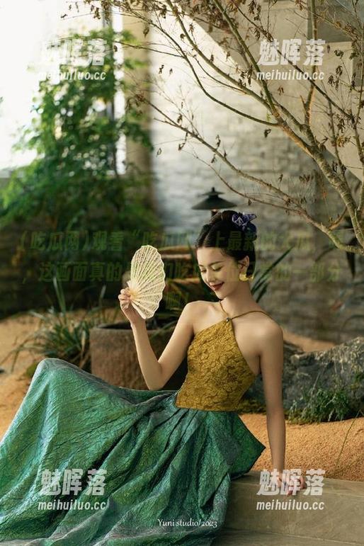 观看“吃瓜网”上最新的大瓜，喔，这画面真的是我们吃瓜单位日常的一部分啊！