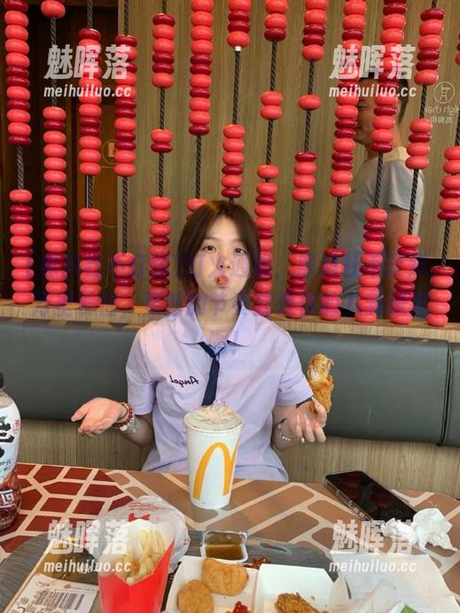 灯火通明，黑料社不打烊,万里长征，更新的节奏就是你的八卦速递啊！
